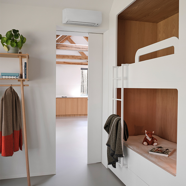 Witte Daikin Comfora airco unit met modern design. Energie-efficiënt met timer. Ideaal voor stilwerkende, milieuvriendelijke airco in huis of kantoor.