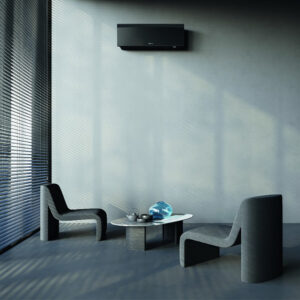 Zwarte Daikin Emura: Elegante airco voor woonkamer. Stil, energiezuinig en modern. AI-sensor, luchtfiltersysteem. Strak zwart design.