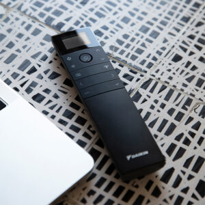 Daikin Emura afstandsbediening voorde airco: Instelbare temperatuur, timer, moduskeuze, luchtstroomregeling. Eenvoudig en comfortabel.