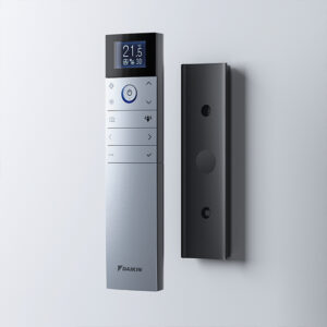 Zilveren Daikin Emura airco afstandsbediening: Tijdloosdesign. Gemakkelijk leesbaar met duidelijke knoppen. Essentieel voor bedienen airco unit.