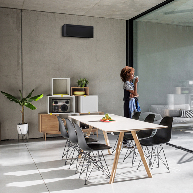 Daikin Stylish Black in woonkamer: Elegante, verbonden koeling. Invertermotor, stil, energiezuinig design. Zwart elegante design airconditioner.