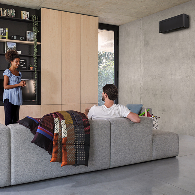 Daikin Stylish in woonkamer: Stijlvolle muurmontage met luchtreiniging. Energiezuinig, stil, elegant design. Zwart elegante design airconditioner.