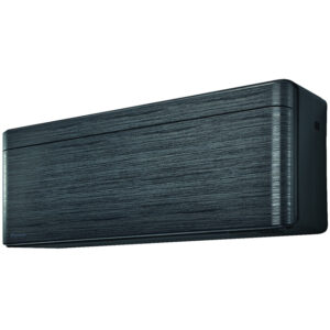 Daikin Stylish Blackwood: Elegant Design en Geavanceerde Technologieën. Luxe zwarthouten airco met blauw Daikin-logo, energie-efficiënt en stil.