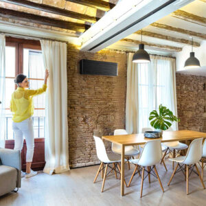 Daikin Stylish Blackwood in Eetkamer: Strakke en Stille Koeling. Minimalistisch design, geavanceerde functies zoals invertermotor en WIFI-connectiviteit.