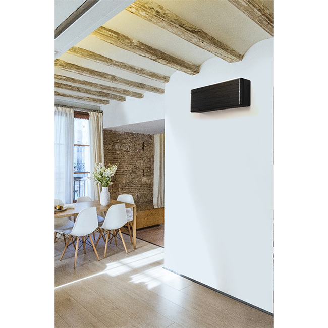 Daikin Stylish Blackwood in Woonkamer: Stijlvolle Verkoeling voor Moderne Ruimtes. Zwarthouten design, invertertechnologie, gemakkelijke bediening via app.