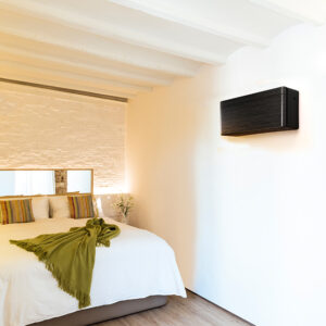 Daikin Stylish Blackwood in Slaapkamer: Energiezuinig Comfort voor Rustige Nachten. Zwarthout design, stil, geavanceerde technologieën zoals invertermotor.