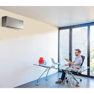 Daikin Stylish Silver in Werkruimte: Efficiënte Koeling voor Productiviteit. Compact, geavanceerde technologieën zoals invertermotor en filtersysteem.