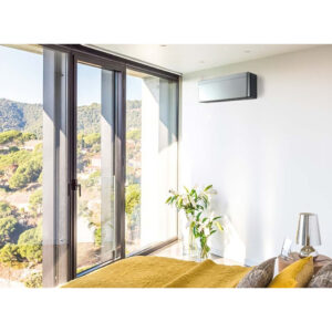 Daikin Stylish Silver airco in Slaapkamer: Luxe Koeling voor Verfrissende Slaap. Stijlvol design, invertermotor, stille werking. Met luchtzuivering.