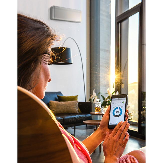 Daikin Stylish Silver airco in Woonkamer: Comfortabele Koeling voor Ontspanning. Invertermotor, geavanceerd filtersysteem, elegant design.