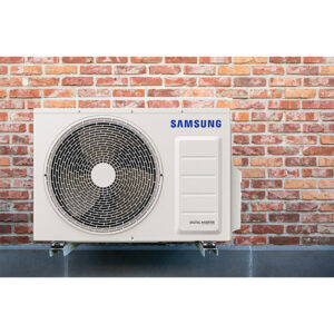 Witte Samsung Windfree Elite-buitenunit op bakstenen muur: Hoogwaardige buitenunit met digitale inverter-technologie, strak design voor elke tuin.