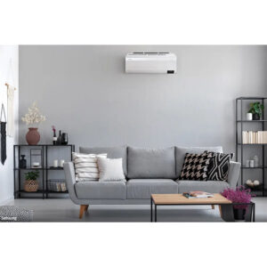 Witte Samsung Windfree Pure in woonkamer: Stil, energiezuinig, gelijkmatige luchtstroom. Auto-modus, slaapmodus, timer. Comfortabele koeling.