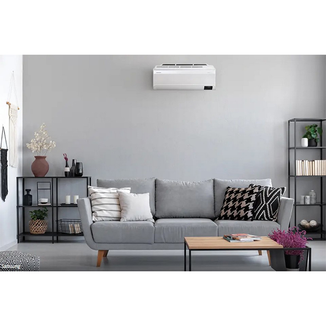 Witte Samsung Windfree Pure in woonkamer: Stil, energiezuinig, gelijkmatige luchtstroom. Auto-modus, slaapmodus, timer. Comfortabele koeling.