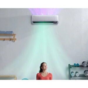 Witte Samsung Windfree Pure gericht op vrouw: Stil, energiezuinig, gelijkmatige luchtstroom. Comfortabele woonkamerkoeling.