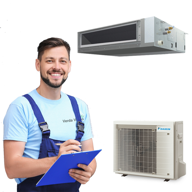 Verda Vento airco technieker met een schrijfblok die staat naast een Daikin airco buitentoestel en kanaalmodel