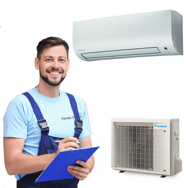 Verda Vento airco technieker met een schrijfblok die staat naast een Daikin airco buitentoestel en wandmodel