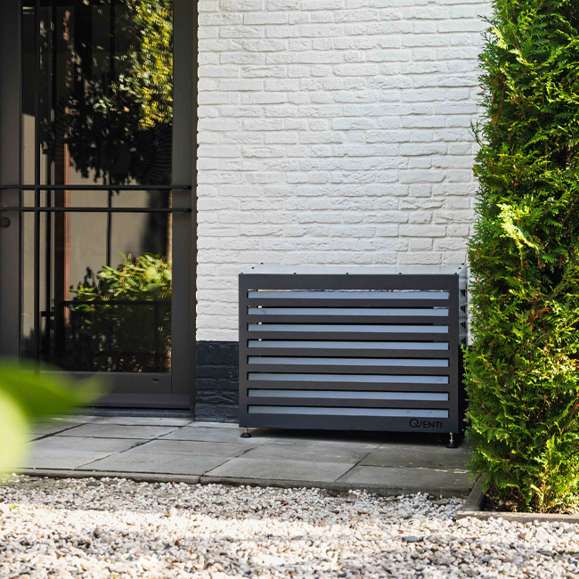 airco omkasting antraciet in een tuin