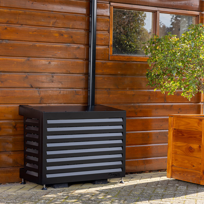 airco omkasting zwart tegen een tuinhuis