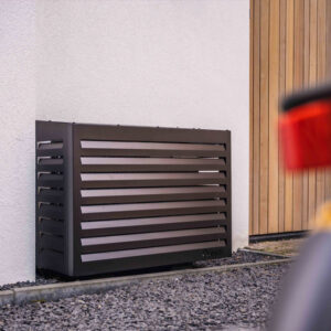 airco omkasting zwart tegen een witte muur