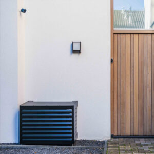 airco omkasting zwart tegen de zijgevel van een huis