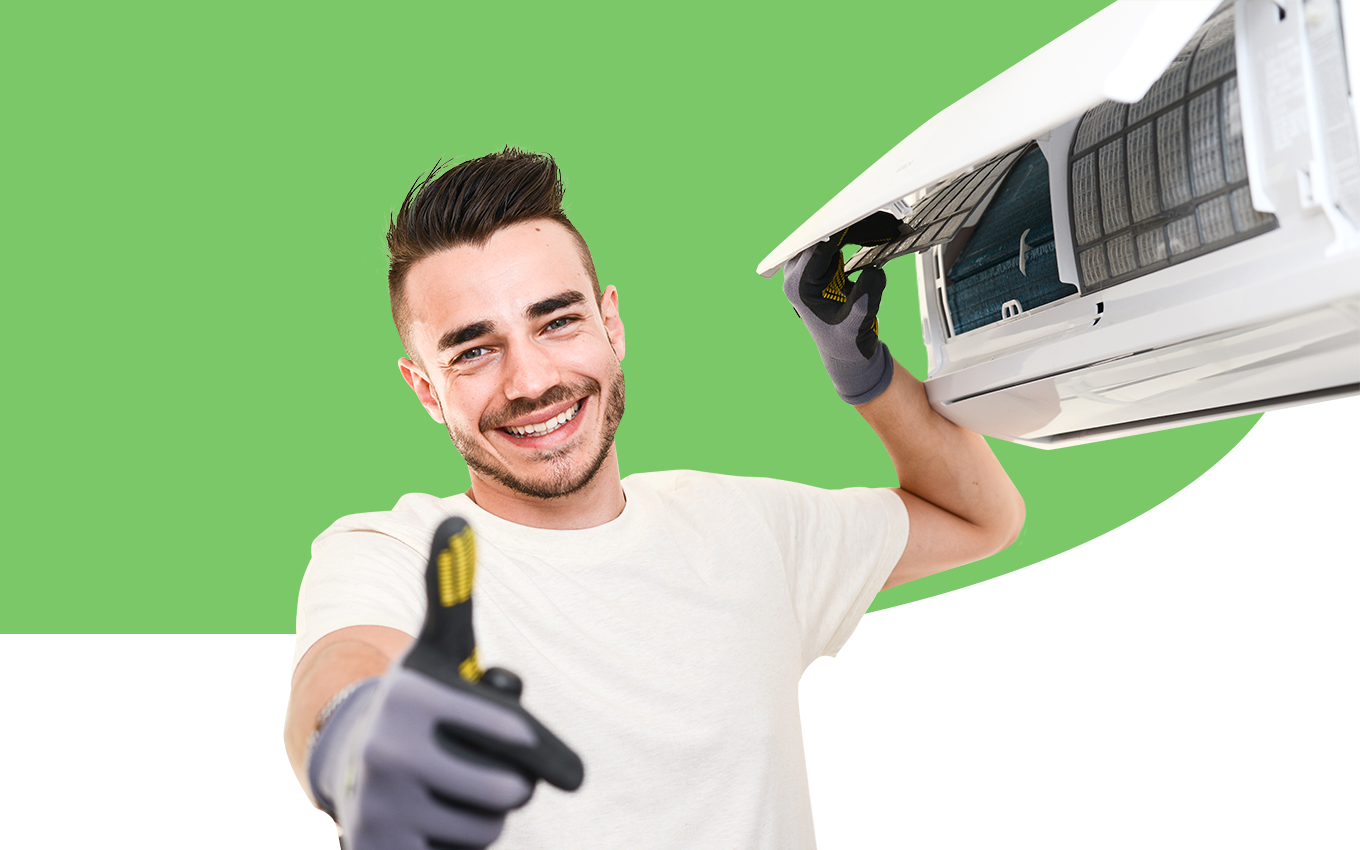 Toont een man naast een airco wandmodel die zijn duim omhoog steekt