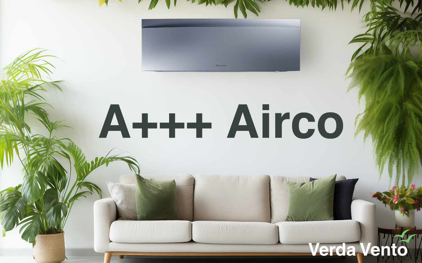 Toont een Daikin Emura wand airconditioenr boven een zetel omringd door planten. Op de afbeelding staat er A+++ airco